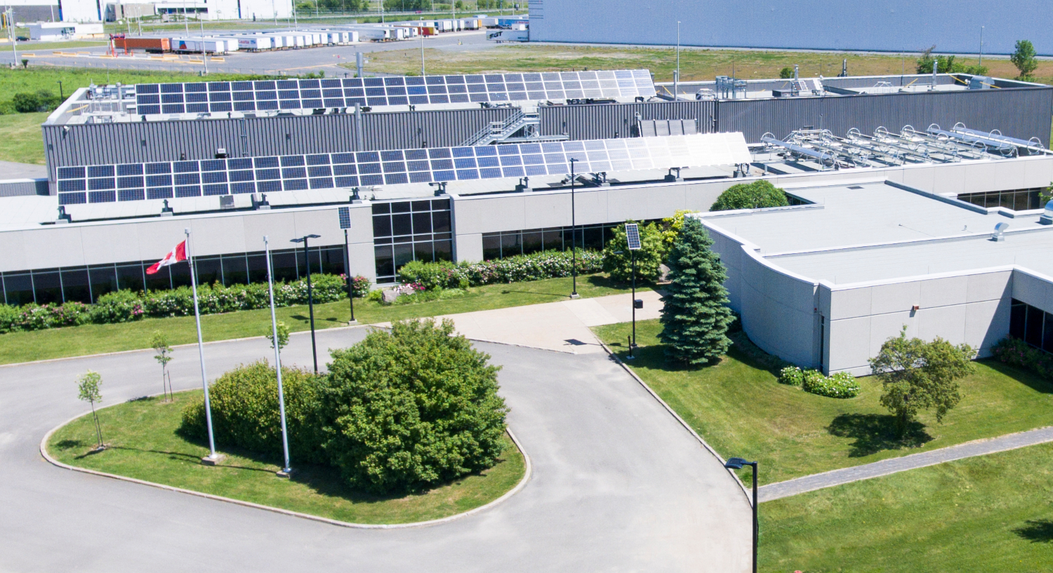Aerial view of the CanmetENERGY research centre building in Varennes, with its many solar panels on the roof.