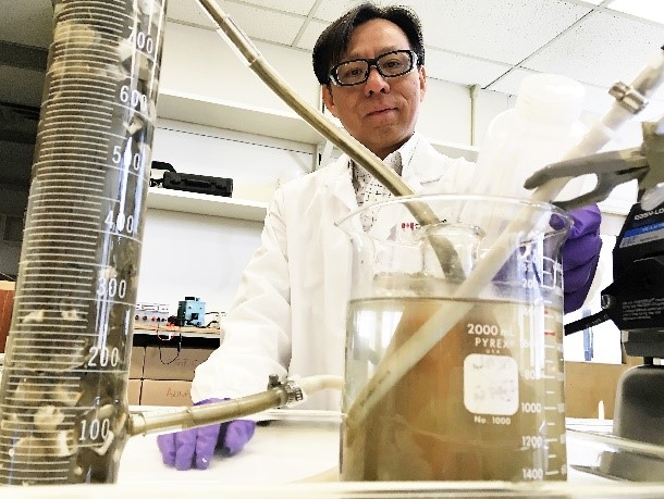 Research scientist Terry Cheng conducts experiments to extract gold from mining waste in his lab