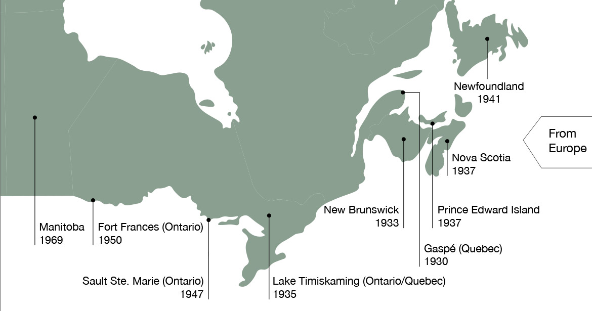 A map showing that the European spruce sawfly is an invasive species coming from Europe, and where and when the first occurrences were found in Canada. The species was found for the first time in Gaspé in 1930, and then in the following locations and years: New Brunswick (1933), Lake Timiskaming (1935), Prince Edward Island and Nova Scotia (1937), Newfoundland (1941), Sault Ste. Marie (1947), Fort Frances (1950), and Manitoba (1969).